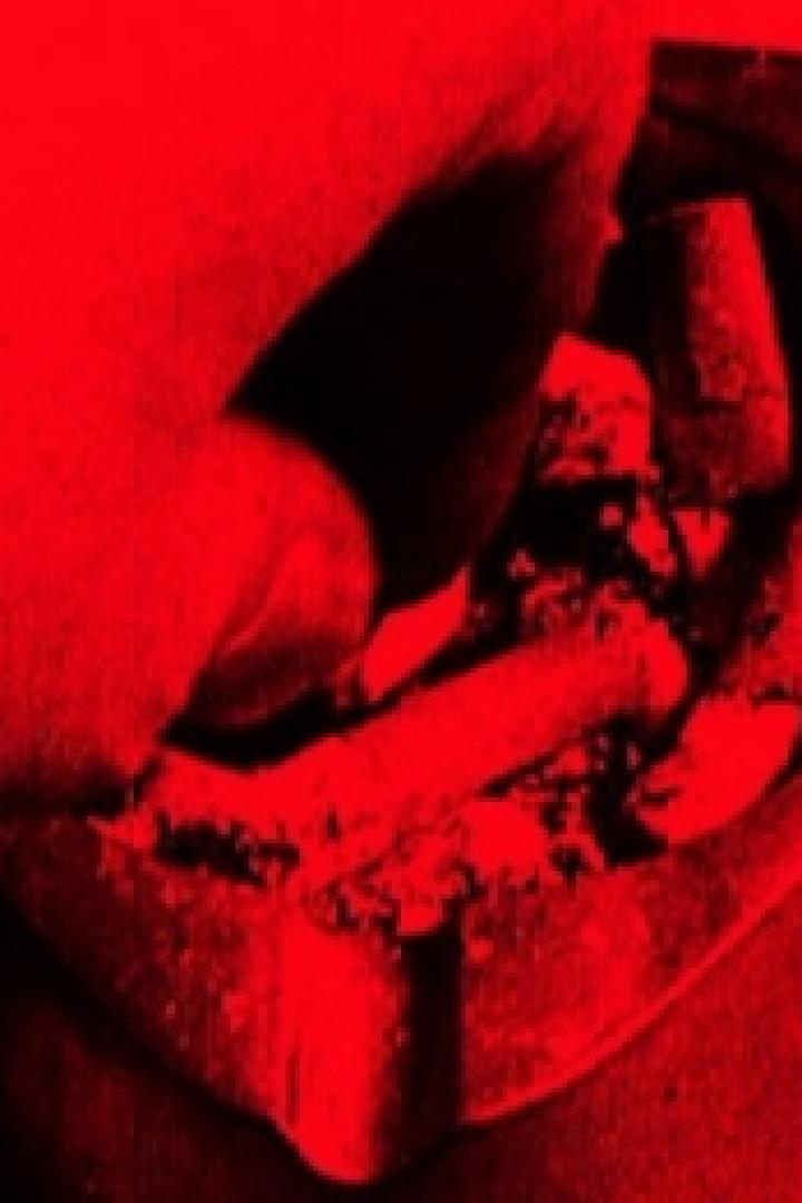 Eine Hand drückt eine Zigarette in einem Aschenbecher aus.