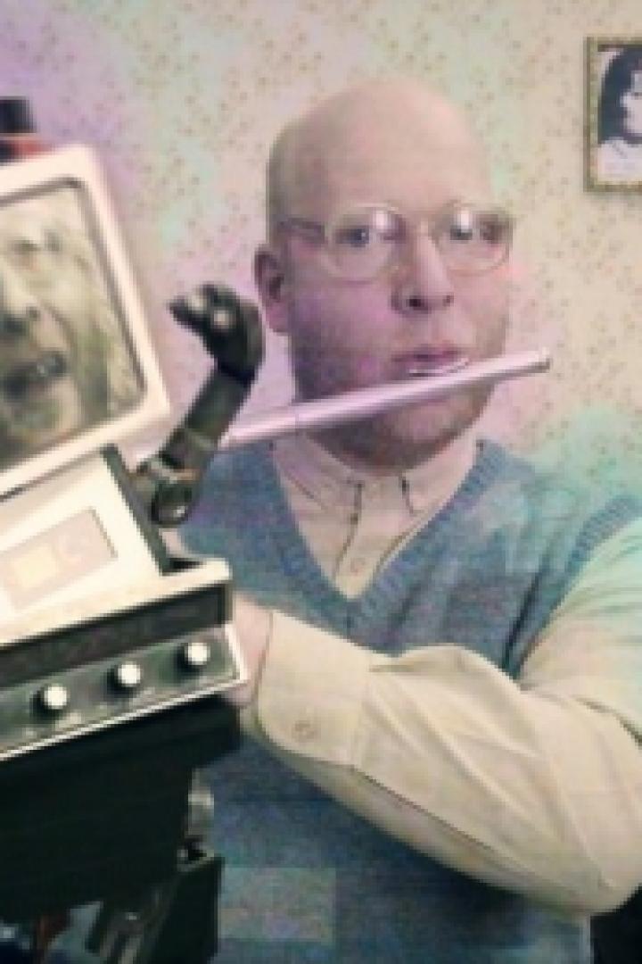 Ein Mann spielt Flöte, während ein Roboter, eine maskierte Person und eine weitere Person musizieren.