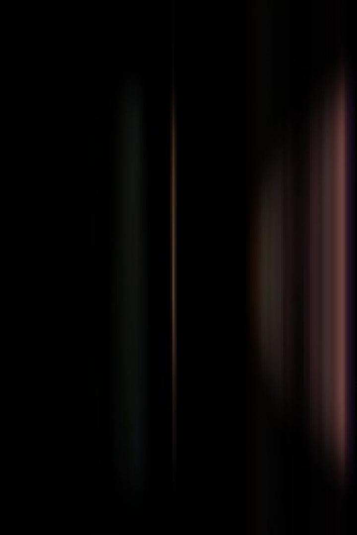 Abstrakte Darstellung mit vertikalen Streifen in verschiedenen Farben auf dunklem Hintergrund.