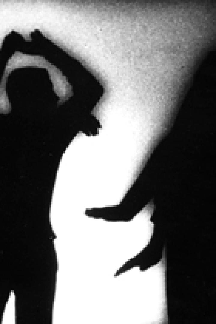 Die Schattenrisse von drei Personen vor einer hellen Wand.