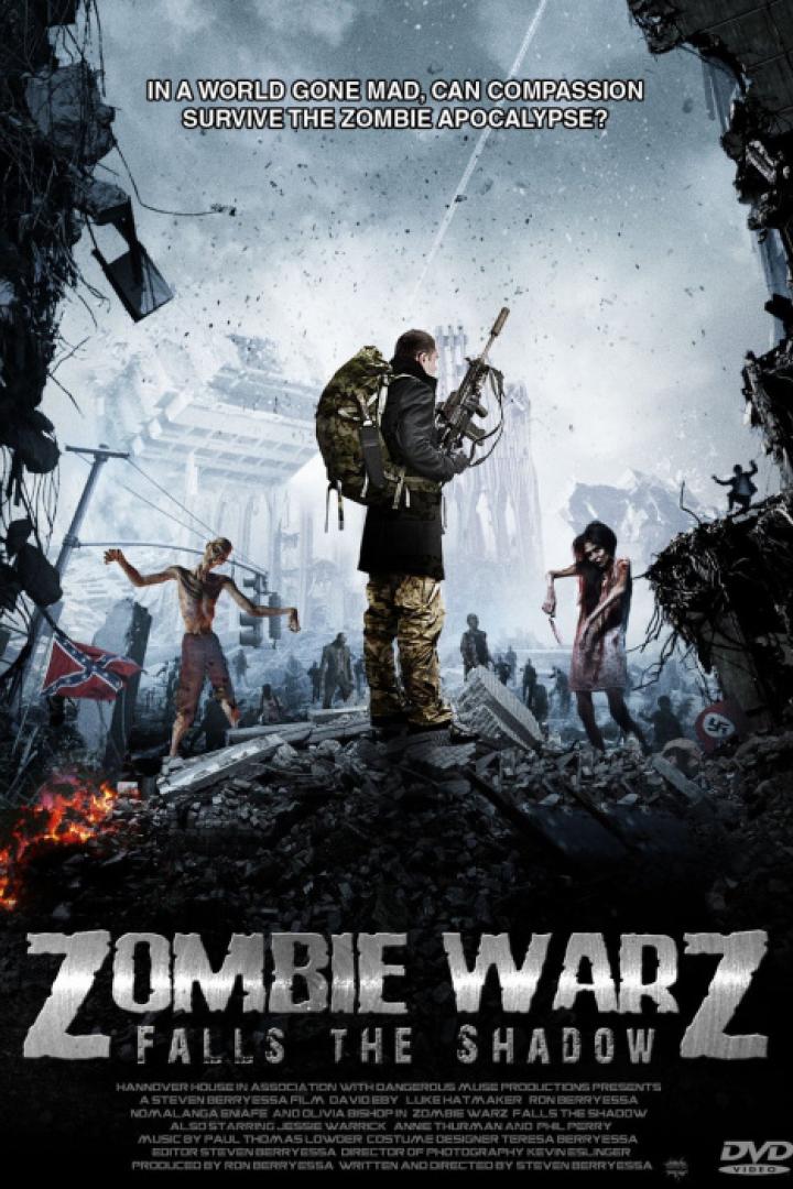 Ein bewaffneter Mann steht inmitten einer zerstörten Stadt, umgeben von Zombies, auf dem Filmplakat zu „Zombie Warz: Falls the Shadow“.