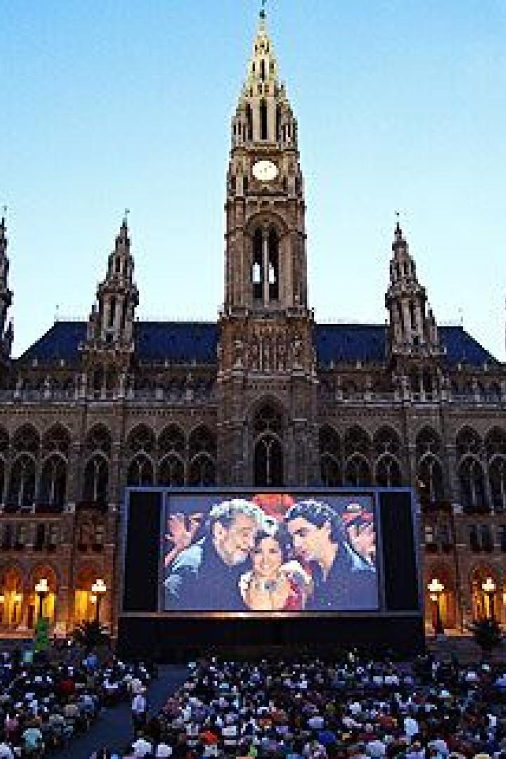 Eine Menschenmenge schaut vor dem Wiener Rathaus einen Film auf einer großen Leinwand.