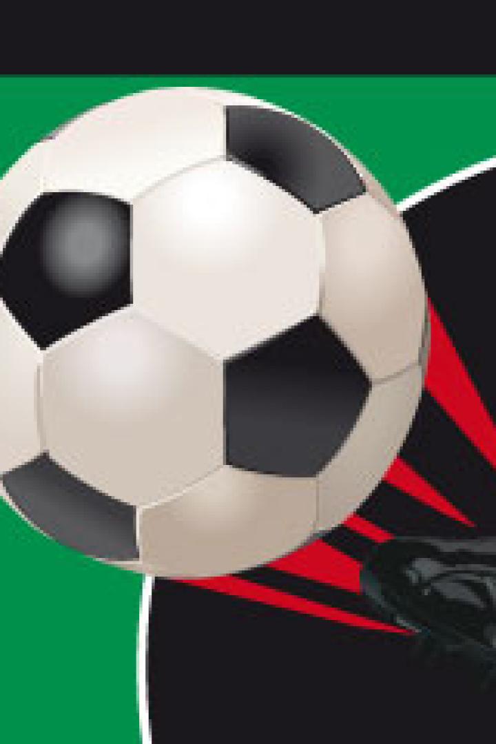 Ein Fußball wird von einem Fußballschuh getreten.