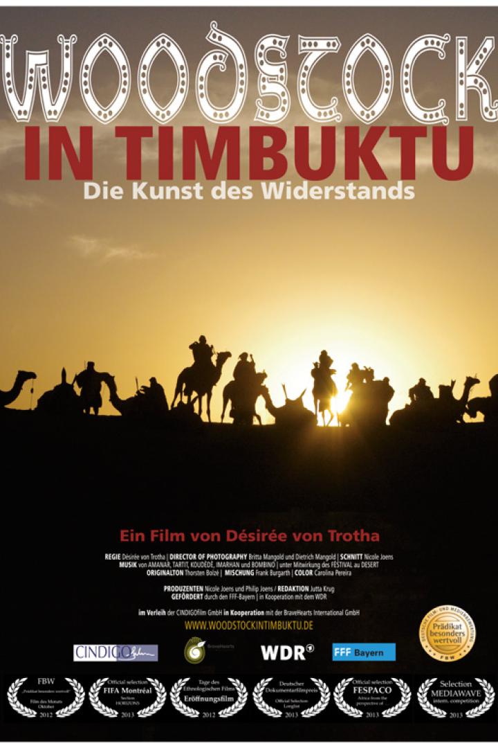 Das Filmplakat zu „Woodstock in Timbuktu“ zeigt eine Karawane im Sonnenuntergang.