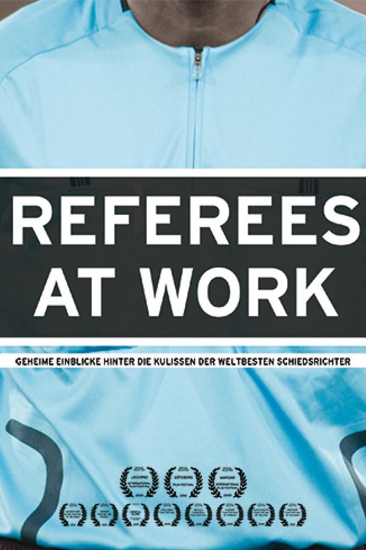 Das Filmplakat für „Referees at Work“ zeigt einen Schiedsrichter in hellblauem Trikot.