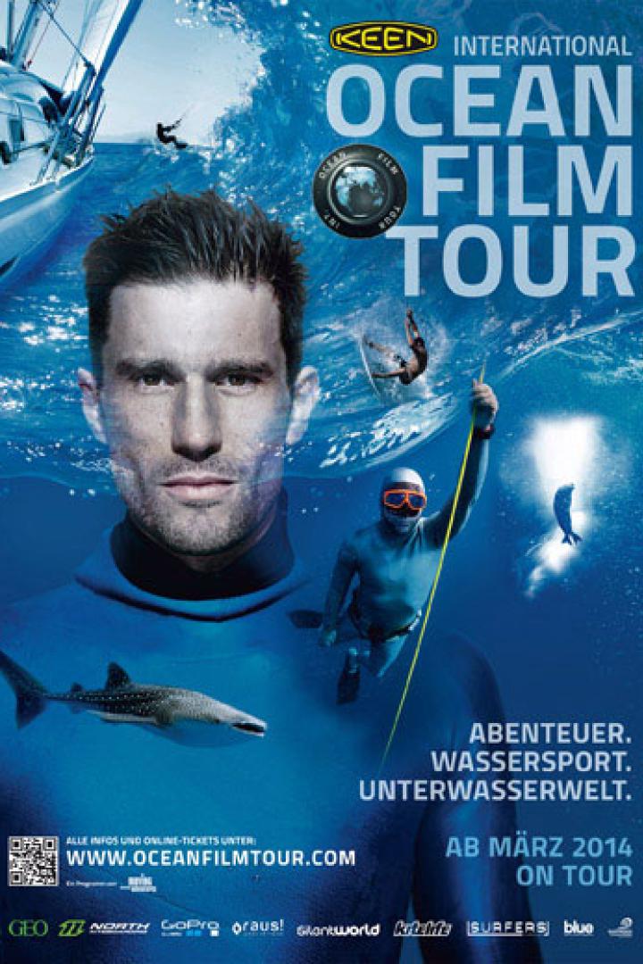 Ein Werbeplakat für die „Ocean Film Tour“ mit einem Mann, Unterwasseraufnahmen und Wassersportmotiven.