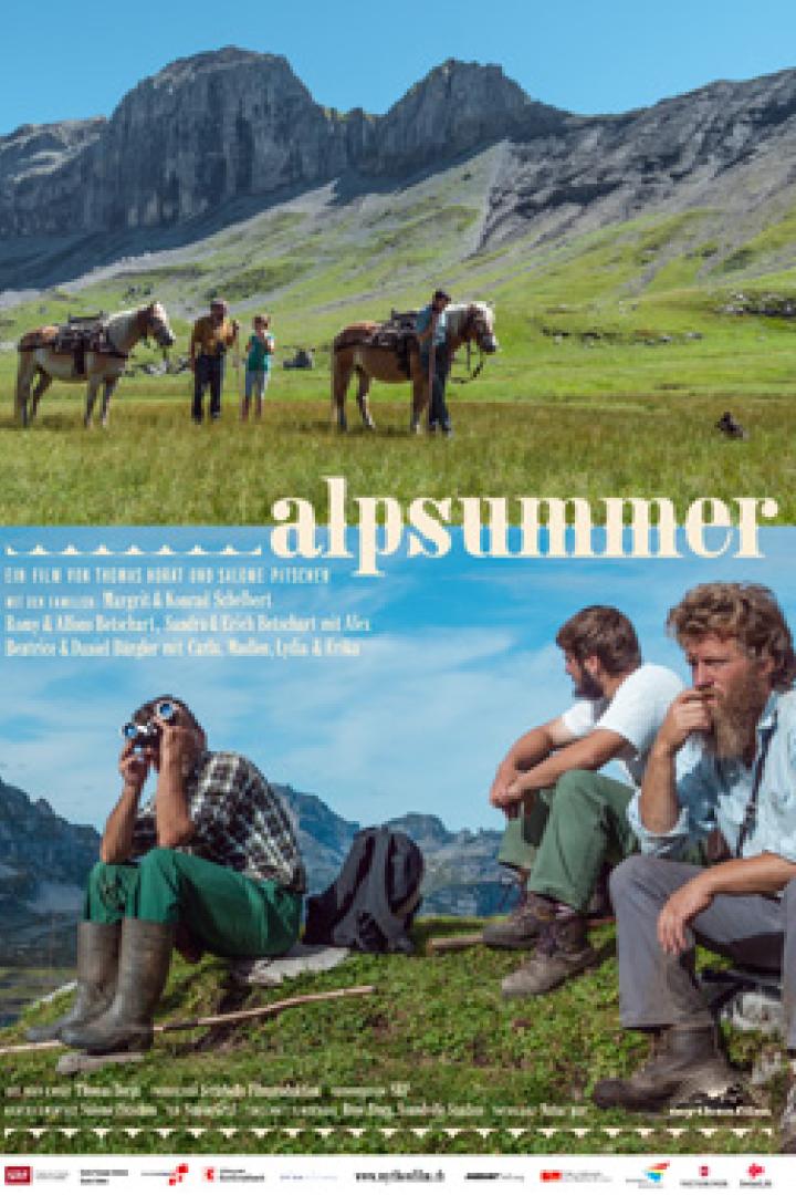 Das Filmplakat für „Alpsommer“ zeigt Menschen und Maultiere in einer alpinen Landschaft.