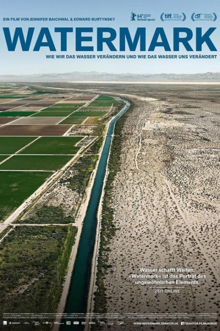 Das Filmplakat für „Watermark“ zeigt eine Luftaufnahme von bewässerten Feldern neben einer Wüste.