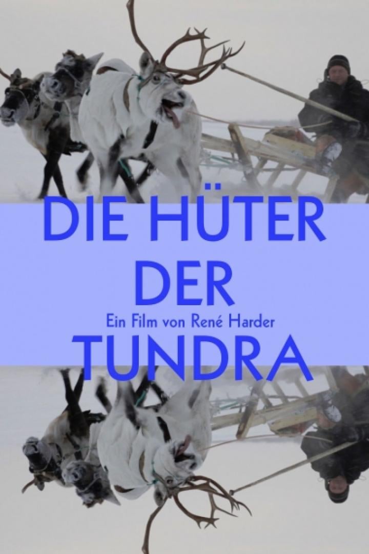Das Filmplakat für „Die Hüter der Tundra“ zeigt einen Mann, der einen Rentierschlitten durch den Schnee steuert.
