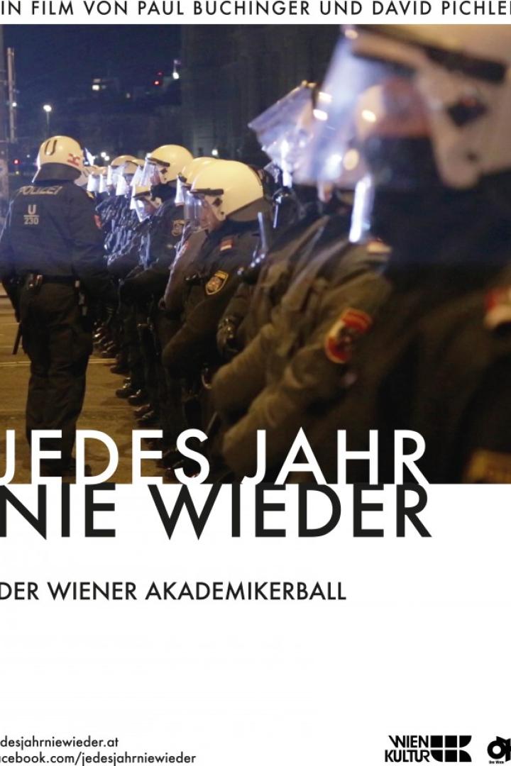 Polizisten in Kampfmontur stehen vor dem Hintergrund des Films „Jedes Jahr nie wieder“ über den Wiener Akademikerball.