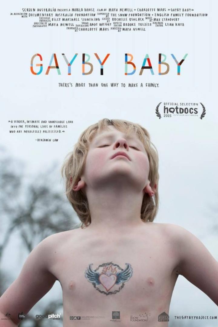 Das Filmplakat für „Gayby Baby“ zeigt ein Kind mit einem Herz-Tattoo auf der Brust.
