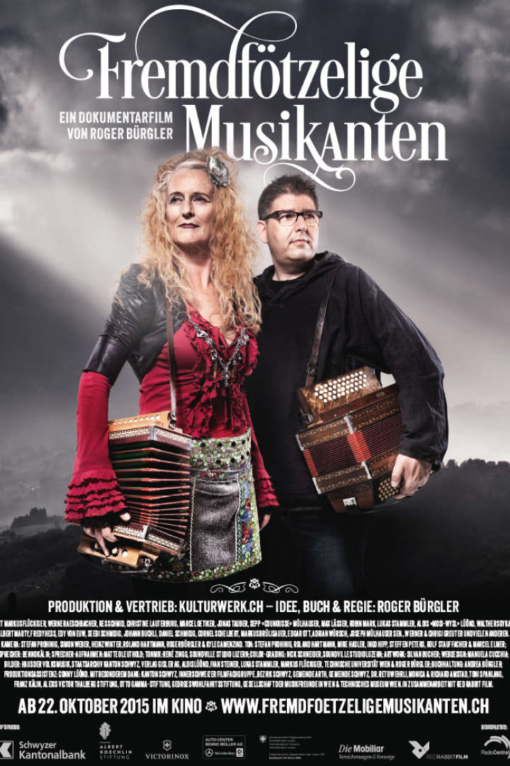 Das Filmplakat zu „Fremdfötzelige Musikanten“ zeigt zwei Personen mit Schwyzerörgeli.