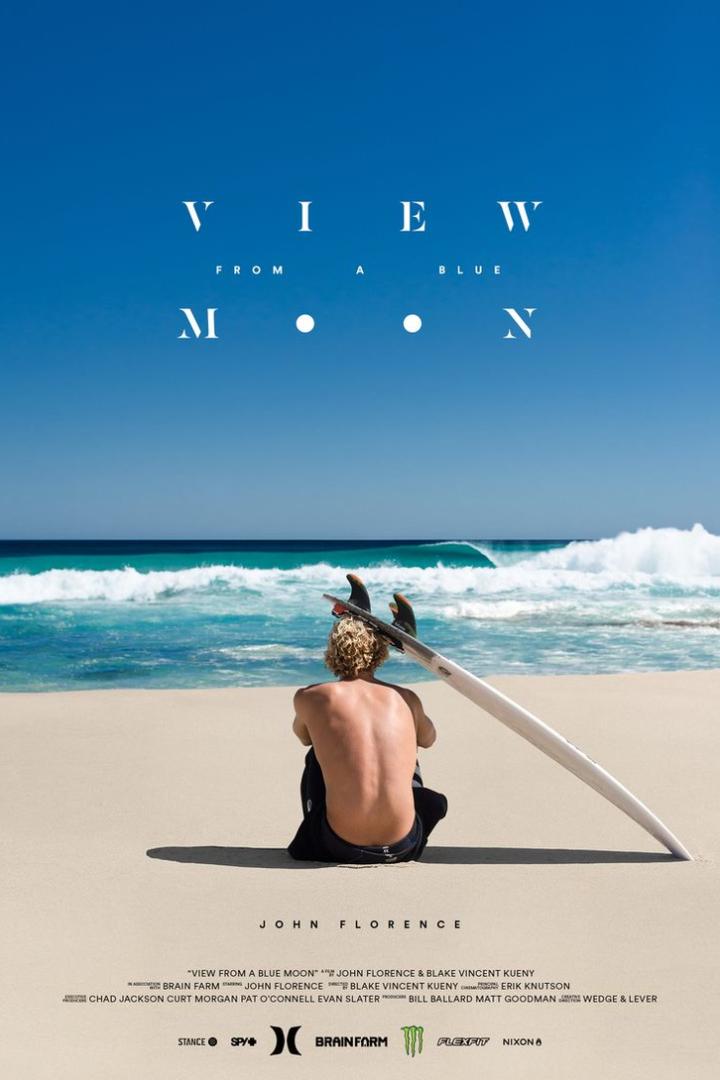 Ein Mann sitzt mit einem Surfbrett am Strand und blickt auf das Meer. Das Filmplakat wirbt für „View From a Blue Moon“.