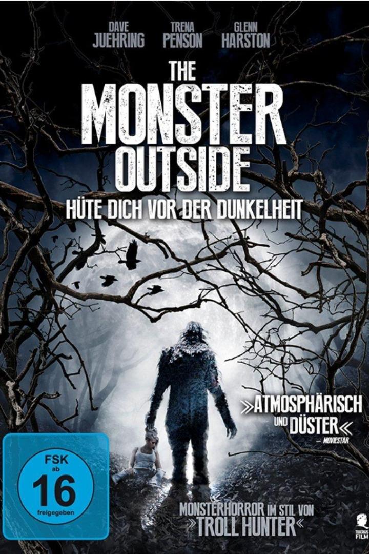 Das Filmplakat für „The Monster Outside“ zeigt ein Monster und ein junges Mädchen in einem dunklen Wald.