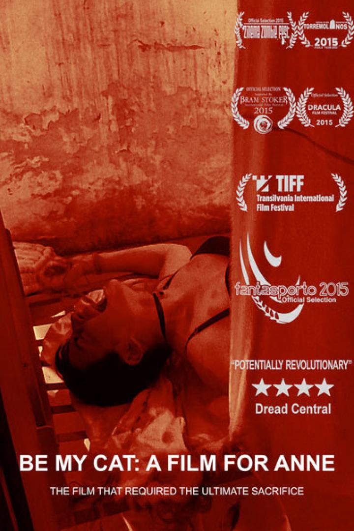 Das Filmplakat für „Be My Cat: A Film for Anne“ zeigt eine Frau, die auf einem Bett liegt.