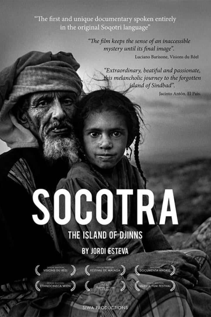 Schwarzweiß-Filmplakat für „Socotra: The Island of Djinns“ mit einem älteren Mann und einem jungen Mädchen.