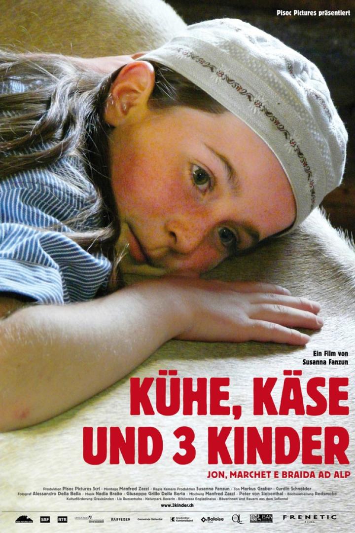 Ein Mädchen mit Kopfbedeckung liegt auf dem Rücken eines Tieres, vermutlich ein Filmposter für „Kühe, Käse und 3 Kinder“.
