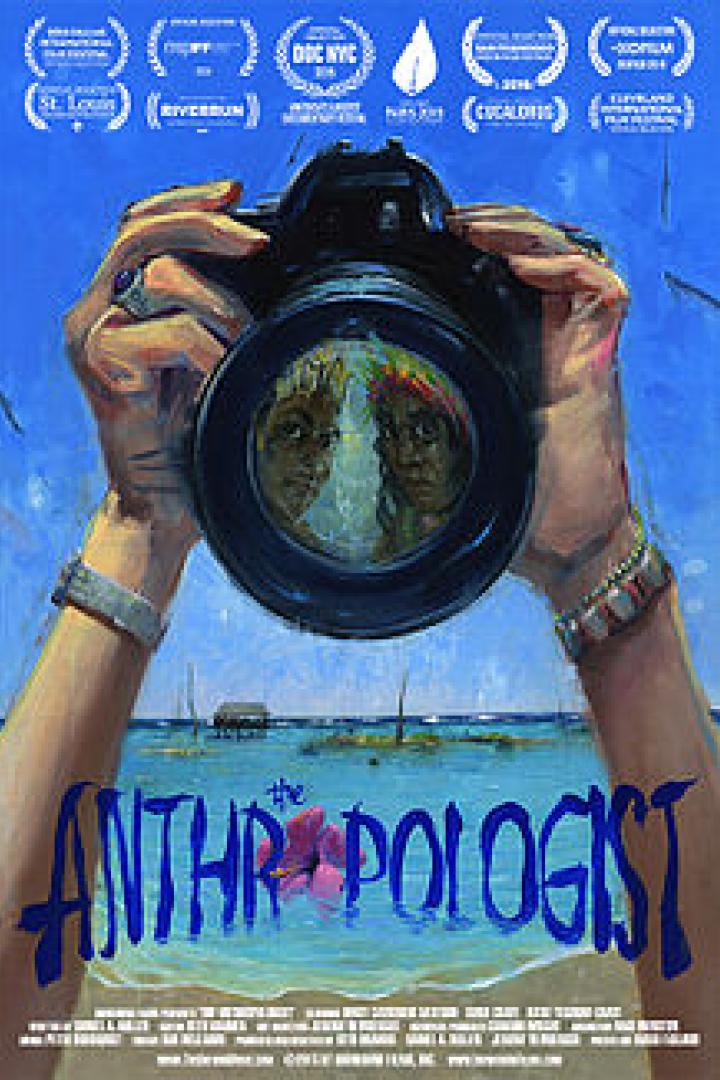 Das Filmplakat für „The Anthropologist“ zeigt Hände, die eine Kamera halten, deren Linse zwei Gesichter reflektiert.