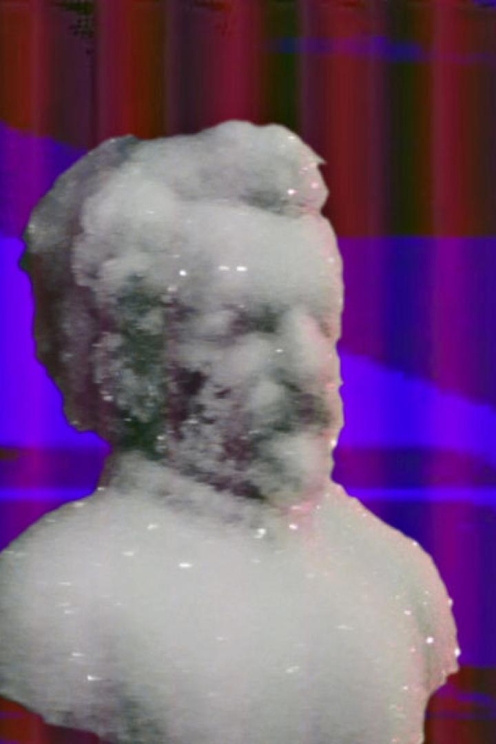 Eine verschneite Büste vor einem farbenfrohen Hintergrund.