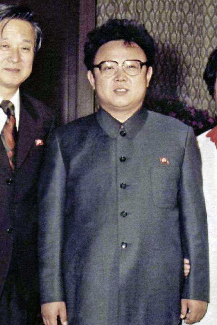 Kim Jong-il posiert mit zwei Begleitern für ein formelles Foto.