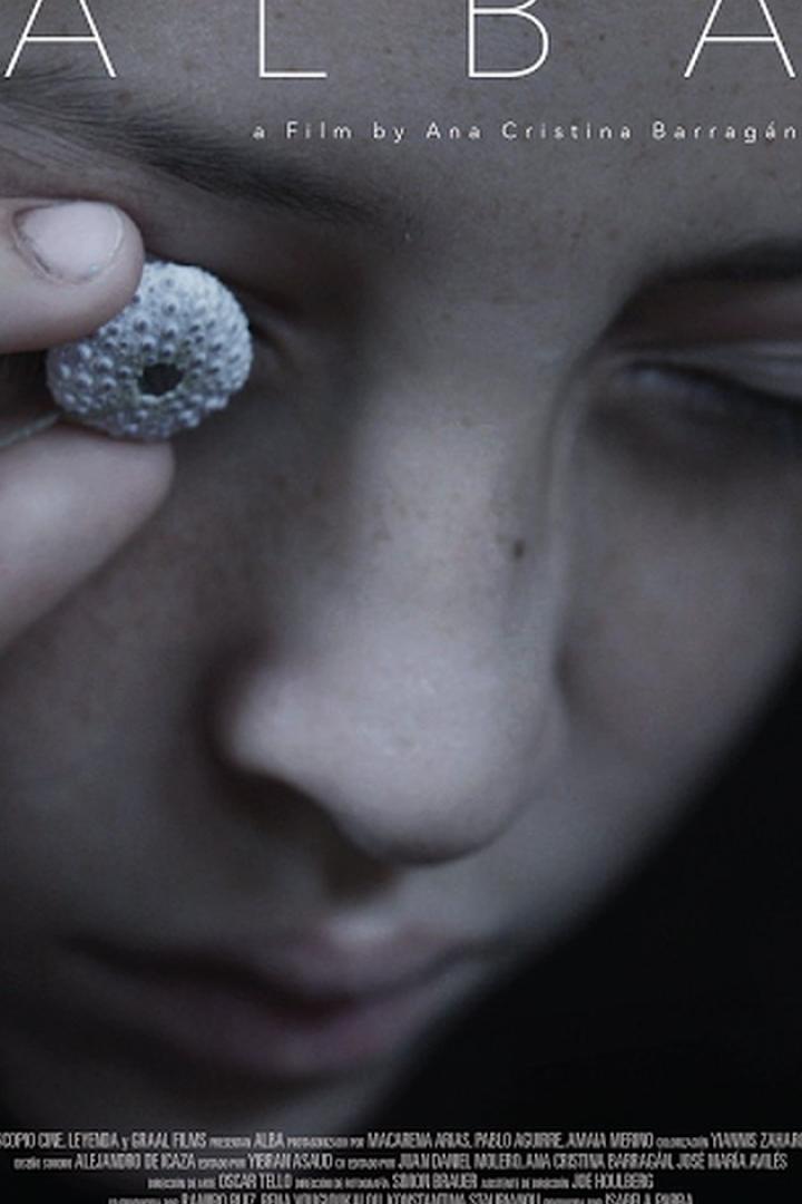 Das Filmplakat für „Alba“ zeigt das Gesicht eines Mädchens mit einem Seeigel vor dem Auge.
