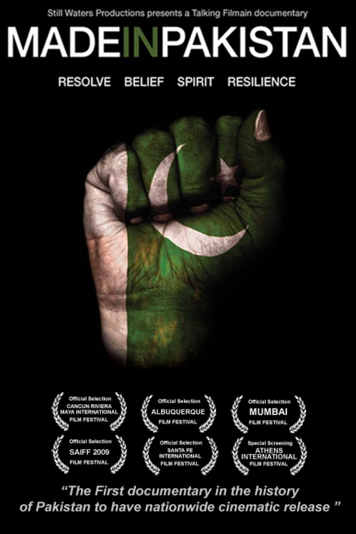 Das Filmplakat für „Made in Pakistan“ zeigt eine Faust, die mit der pakistanischen Flagge bemalt ist.