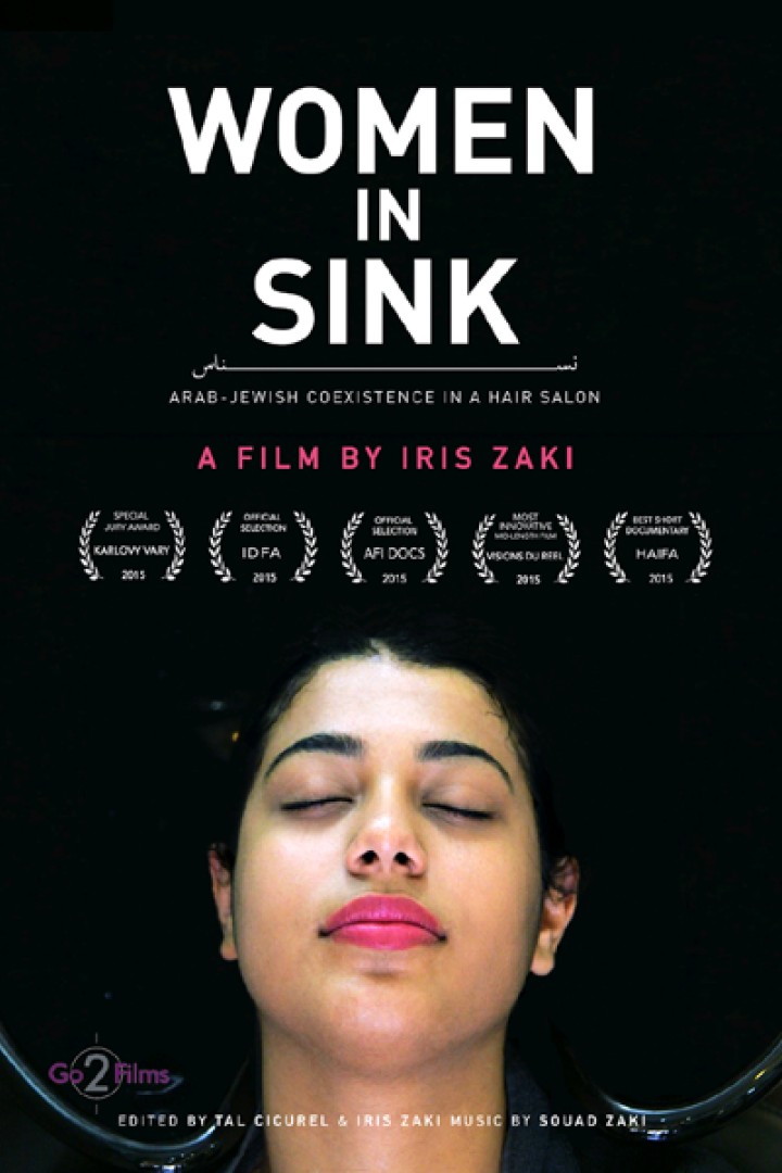 Das Filmplakat für „Women in Sink“ zeigt eine Frau in einem Friseursalon.