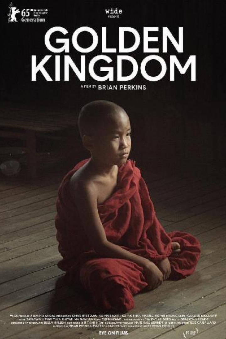 Ein junger buddhistischer Mönch sitzt auf dem Boden, im Hintergrund das Filmplakat „Golden Kingdom“.