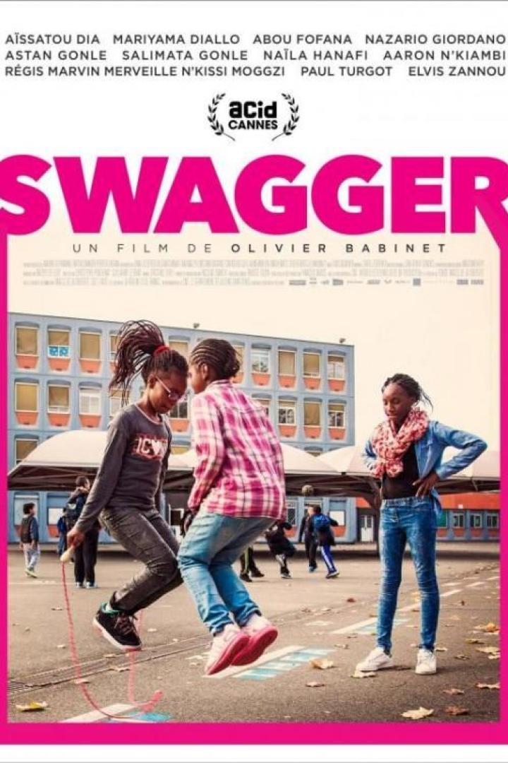 Das Filmplakat für „Swagger“ zeigt drei Jugendliche vor einem Schulgebäude.