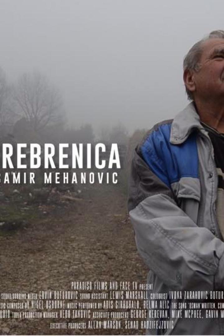 Ein älterer Mann blickt auf dem Filmplakat zu „The Fog of Srebrenica“ nach oben.