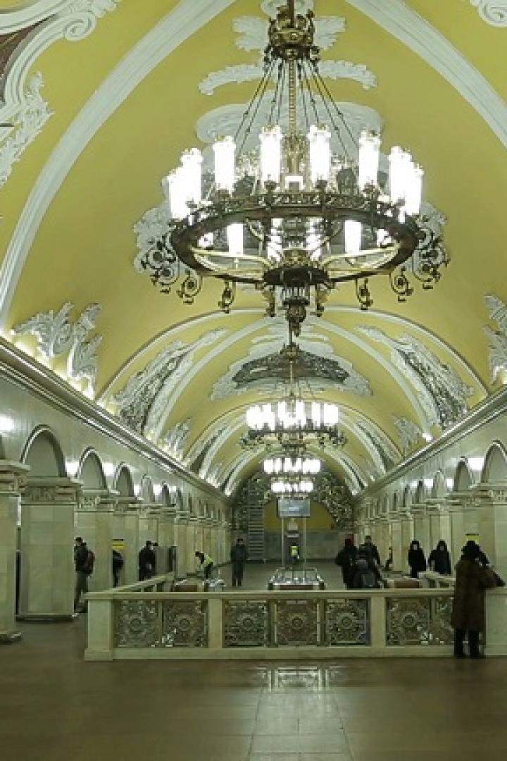 Die kunstvoll gestaltete Station Komsomolskaja der Moskauer Metro mit Menschen auf dem Bahnsteig.