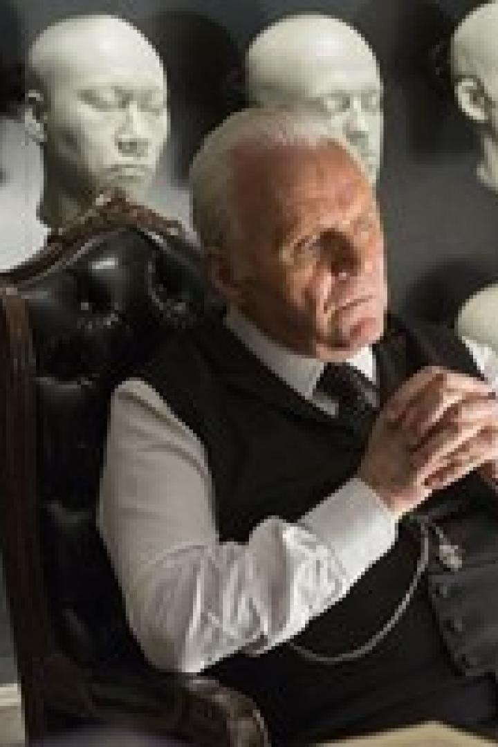 Anthony Hopkins in Westworld vor einer Wand mit Gesichtsabgüssen.