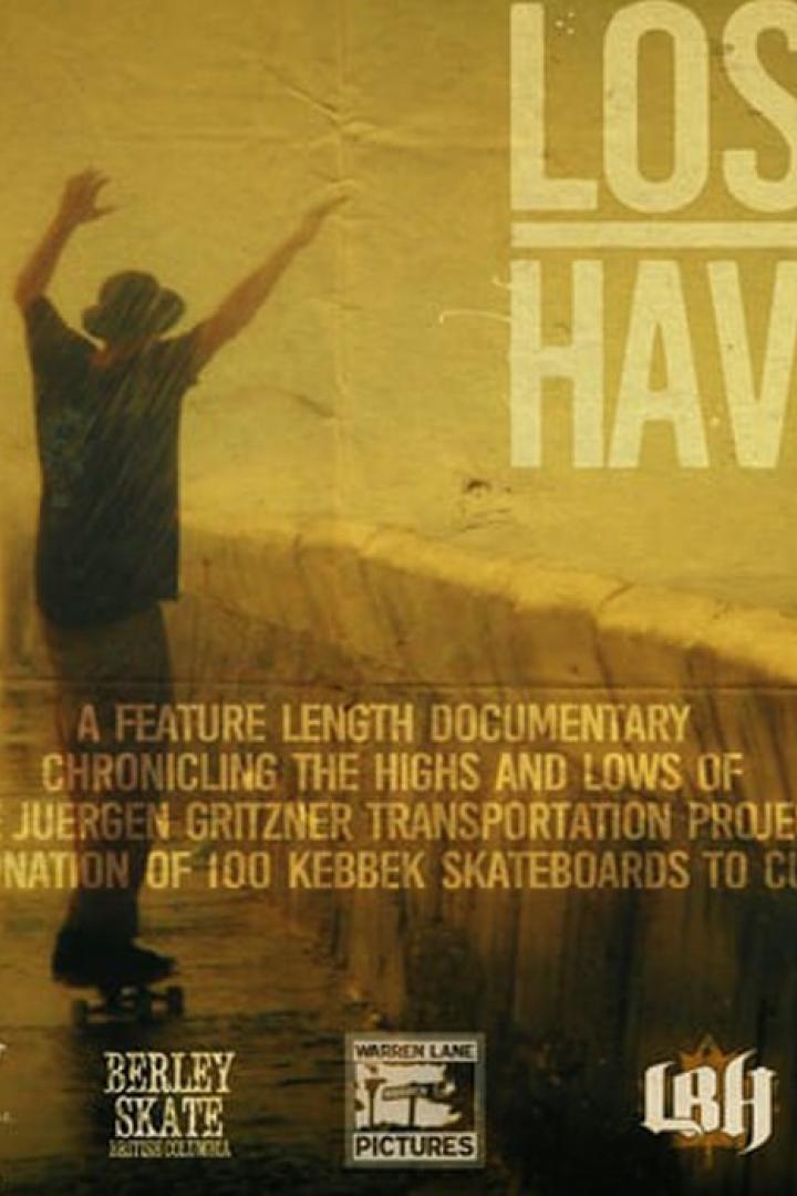 Ein Mann auf einem Skateboard vor dem Filmplakat „Lost in Havana“.