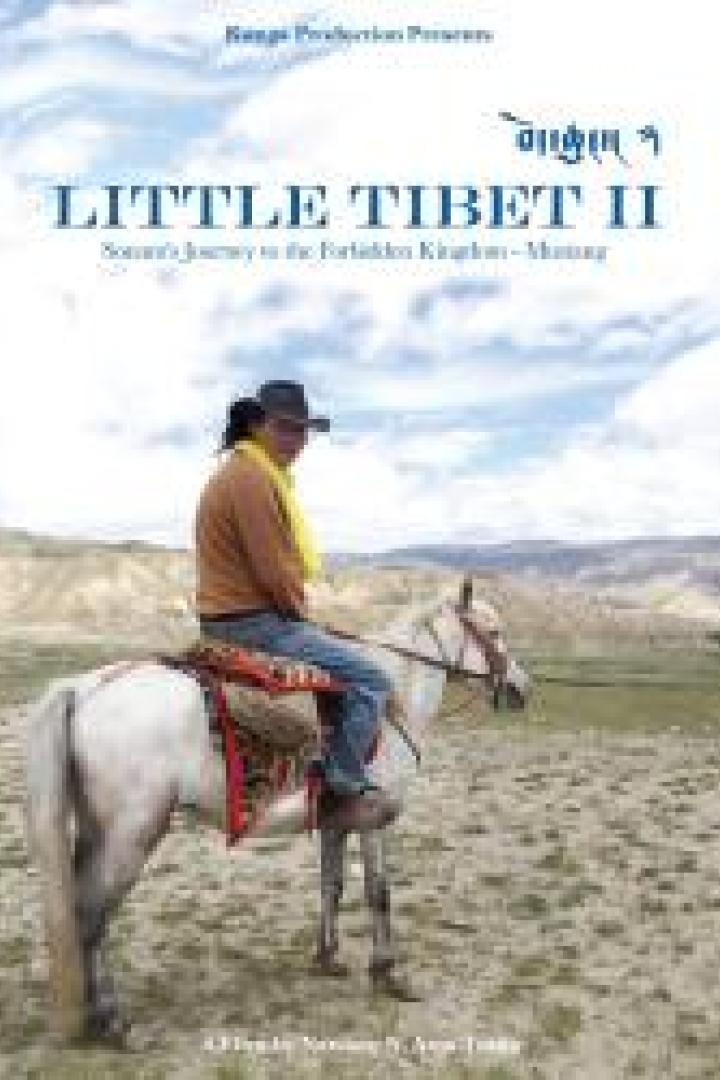 Ein Mann reitet auf einem weißen Pferd vor einer Bergkulisse, Titelbild von „Little Tibet II“.