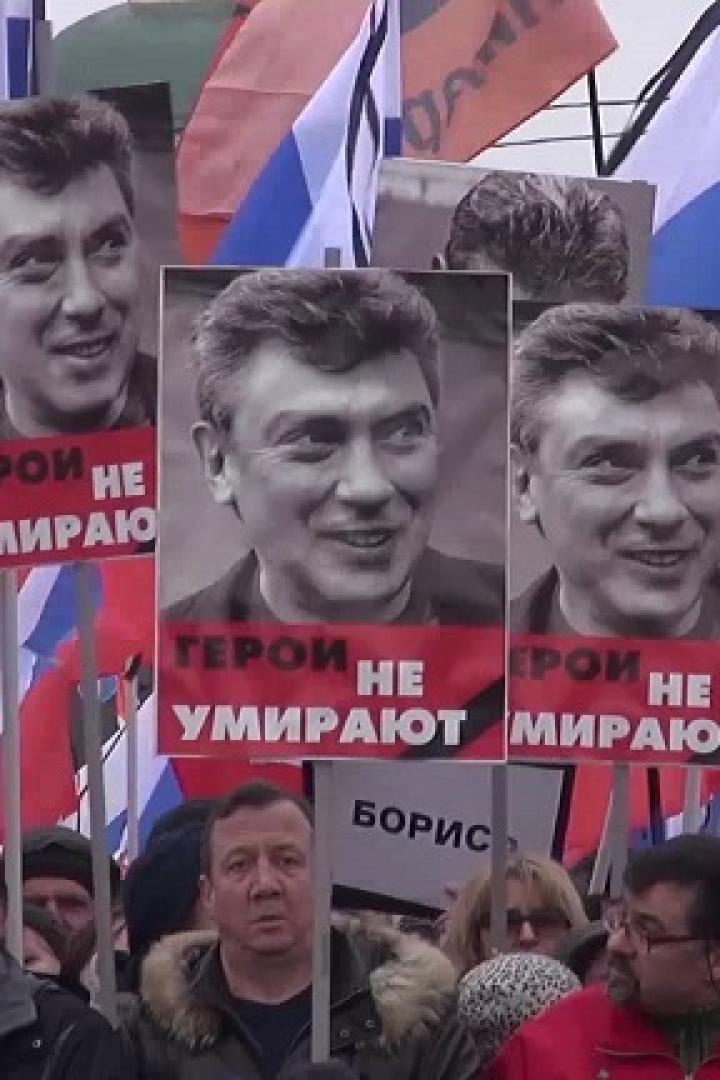 Eine Menschenmenge demonstriert mit russischen Flaggen und Schildern mit dem Namen „Boris“.