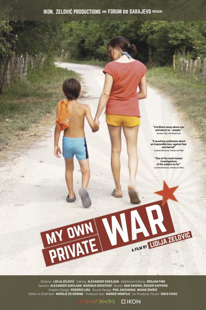 Ein Junge und eine Frau halten Händchen auf einem Weg, Plakat für „My Own Private War“.
