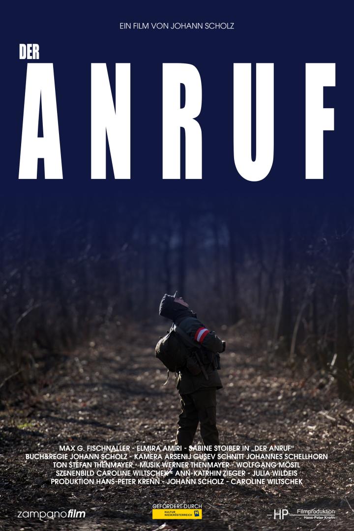 Ein Junge in Uniform blickt auf dem Filmplakat zu „Der Anruf“ in den Himmel.