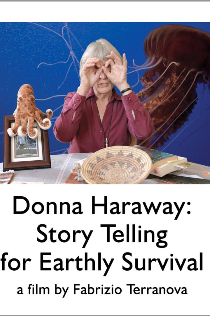 Donna Haraway macht eine Geste vor einem Hintergrund mit einer Qualle und einem Tintenfisch.