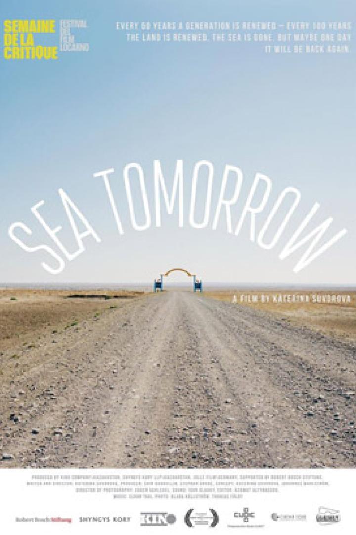 Das Filmplakat für „Sea Tomorrow“ zeigt eine Straße, die zu einem Torbogen in einer trockenen Landschaft führt.