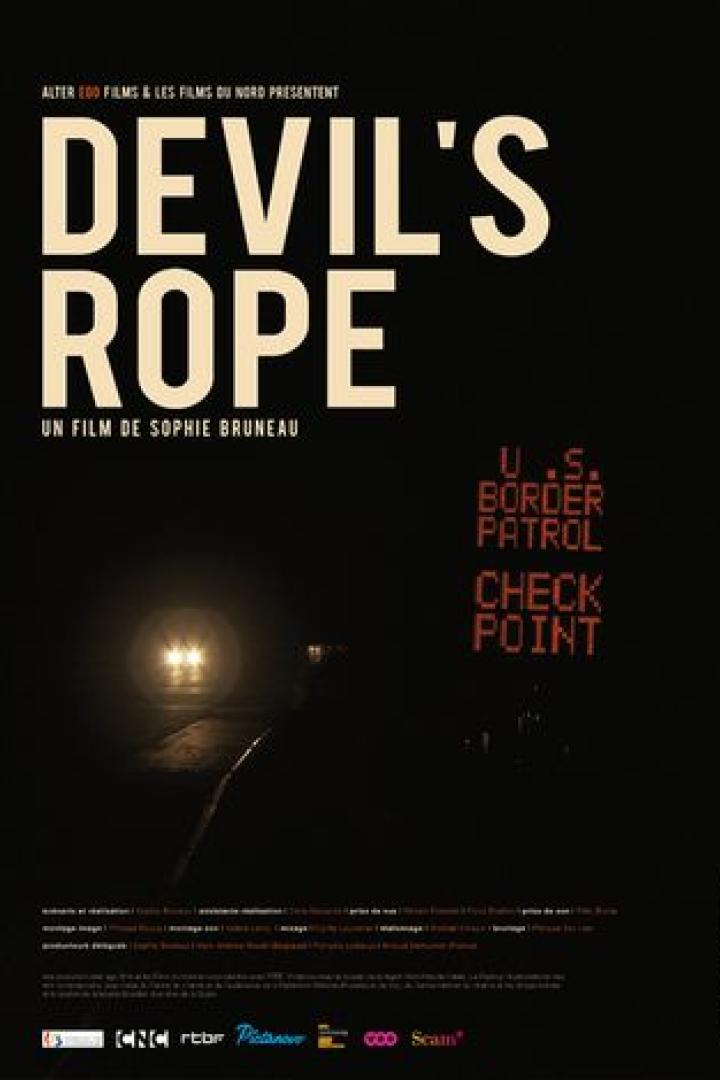 Das Filmplakat für „Devil's Rope“ zeigt einen U.S. Border Patrol Checkpoint bei Nacht.
