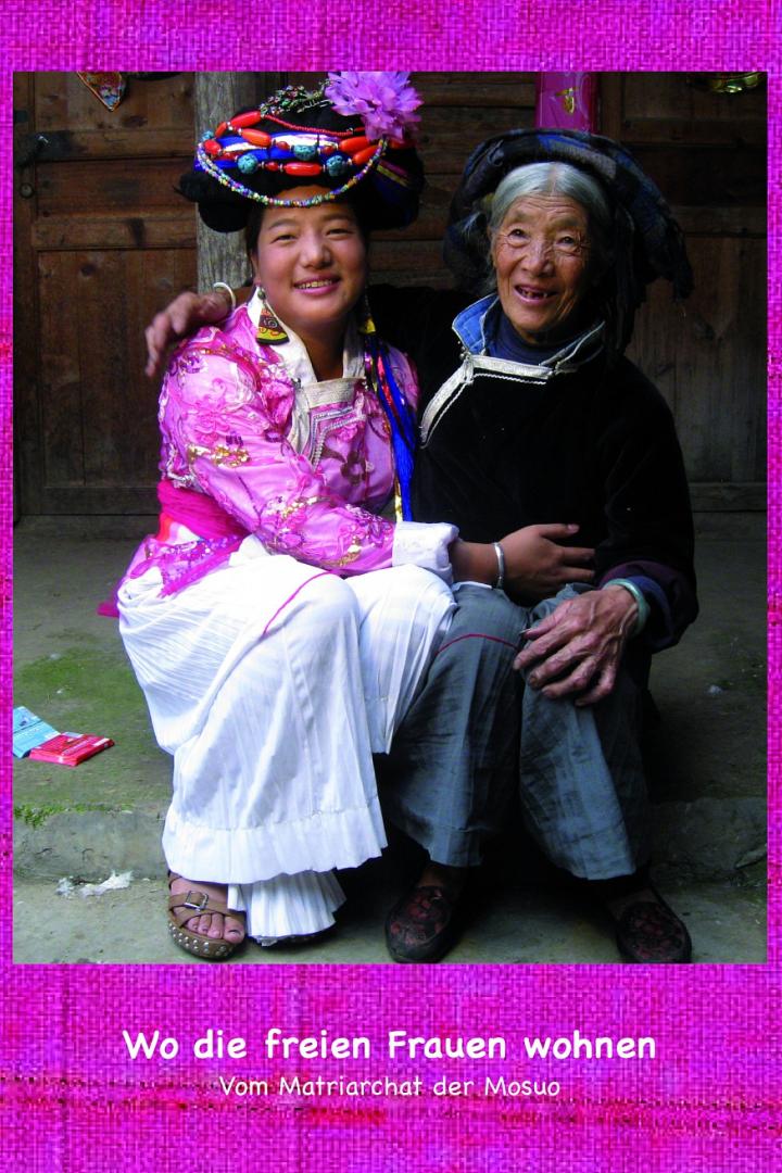 Zwei Mosuo-Frauen in traditioneller Kleidung posieren für ein Foto.