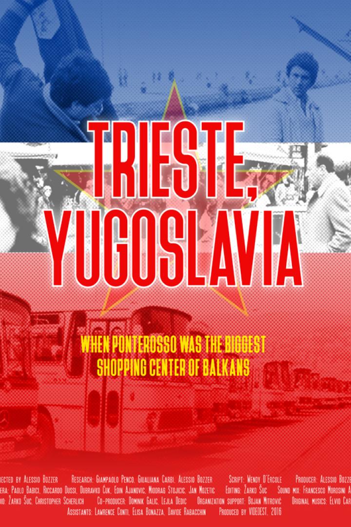 Das Filmplakat zeigt den Titel „Trieste, Yugoslavia“ vor dem Hintergrund von Menschen und Bussen.