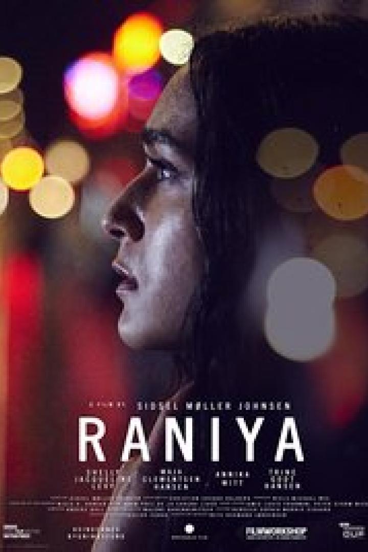 Das Filmplakat für „Raniya“ zeigt eine Frau vor einem verschwommenen Hintergrund aus Lichtern.