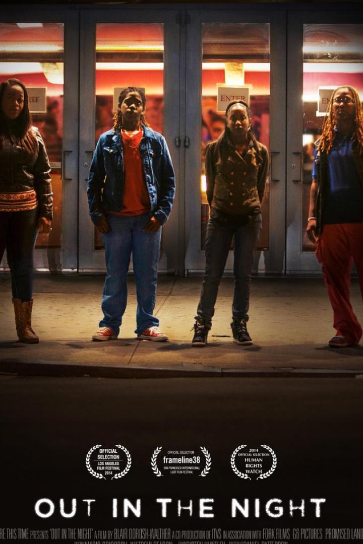 Das Filmplakat für „Out in the Night“ zeigt vier Frauen vor einem Gebäude.