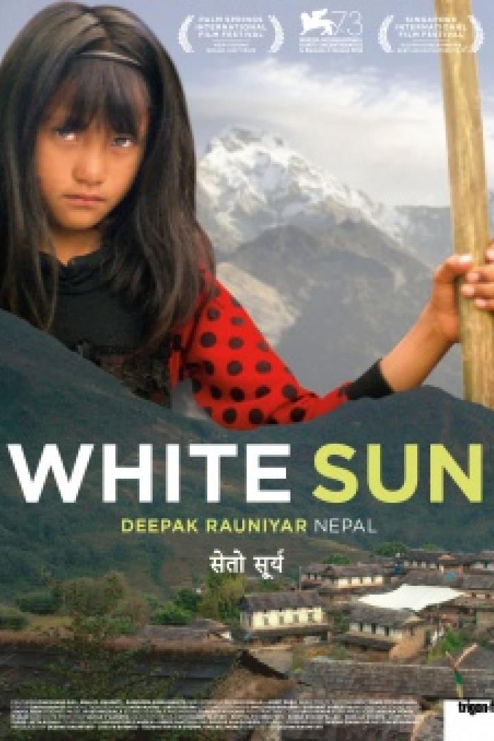 Das Filmplakat für „White Sun“ zeigt ein junges Mädchen vor einer Bergkulisse.