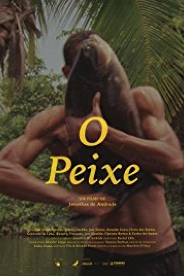 Ein Mann hält einen großen Fisch vor seinem Körper, Titelbild des Films „O Peixe“.