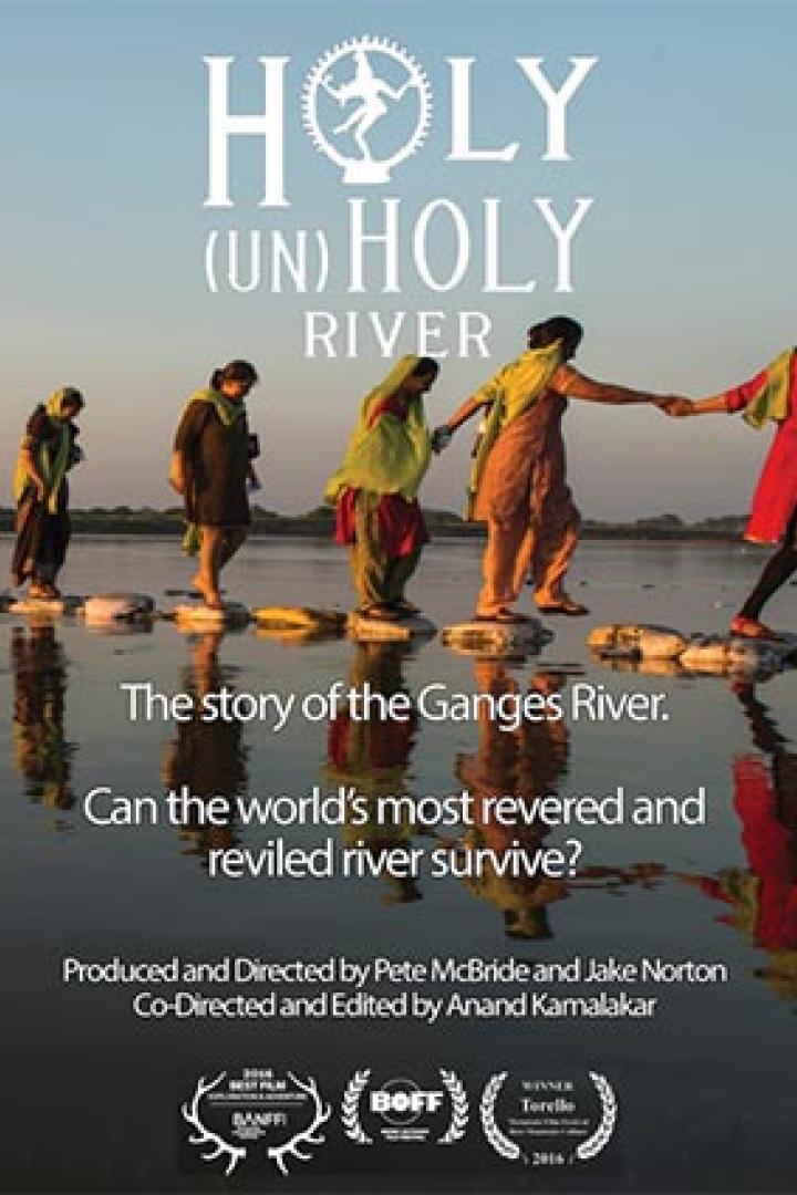 Das Filmplakat für „Holy (un)Holy River“ zeigt Frauen, die über Steine in einem Fluss gehen.