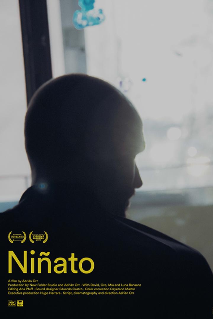 Das Filmplakat für „Niñato“ zeigt die Silhouette eines Mannes vor einem Fenster.
