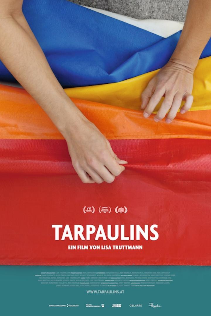 Das Filmplakat für „Tarpaulins“ zeigt Hände, die eine Plane in Regenbogenfarben halten.