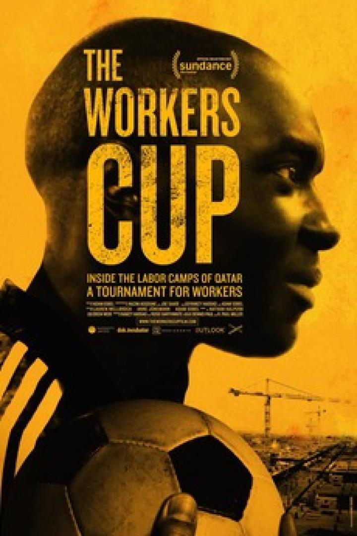 Das Filmplakat für „The Workers Cup“ zeigt einen Arbeiter mit einem Fußball in Katar.